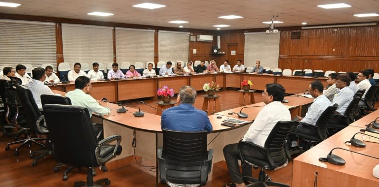 बीडीओ मतदाता सूचना पर्ची का शत-प्रतिशत सुनिश्चित करायें वितरण, डीसी ने बोगस वोटिंग रोकने के लिए पदाधिकारियों को दिये निर्देश, कहा