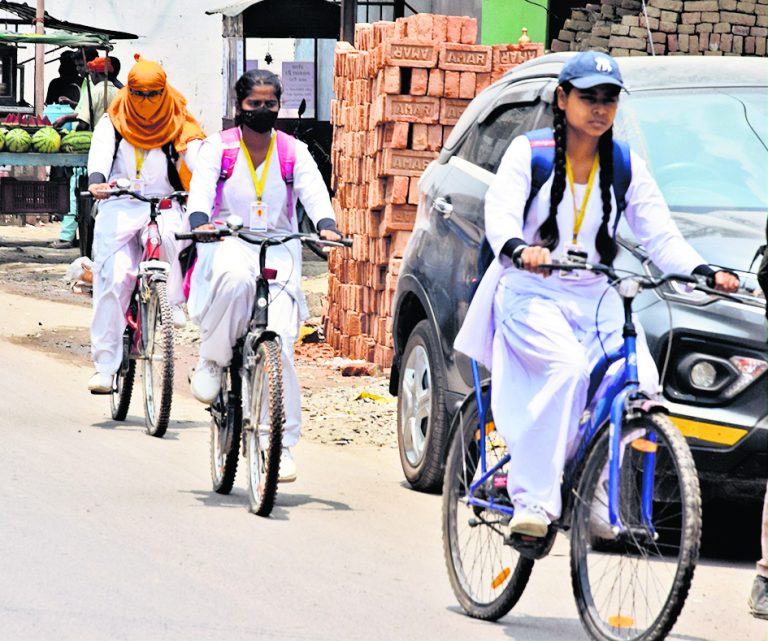 41 डिग्री पर पहुंचा पारा, तन और मन को झुलसा रही है चिलचिलाती धूप व उमस वाली गर्मी