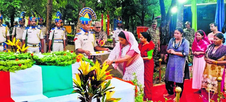 सीआरपीएफ हवलदार ने की आत्महत्या, सुसाइड नोट में लिखा डिप्टी कमांडेंट करते थे प्रताड़ित