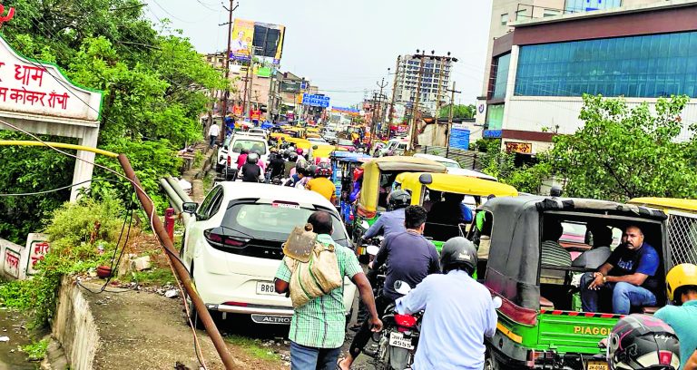 कोकर से दीपाटोली तक रहा जाम, मूकदर्शक बनी रही ट्रैफिक पुलिस