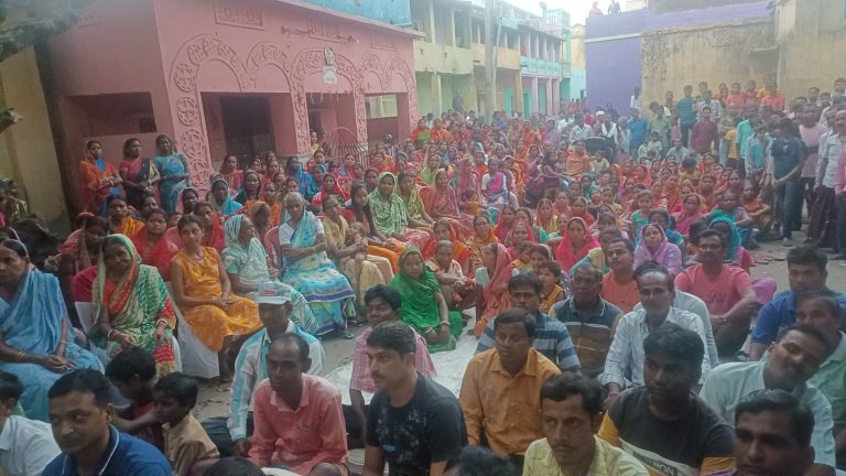 सिंदरी बस्ती के लोग वोट बहिष्कार पर अडिग, पहुंचे सीओ