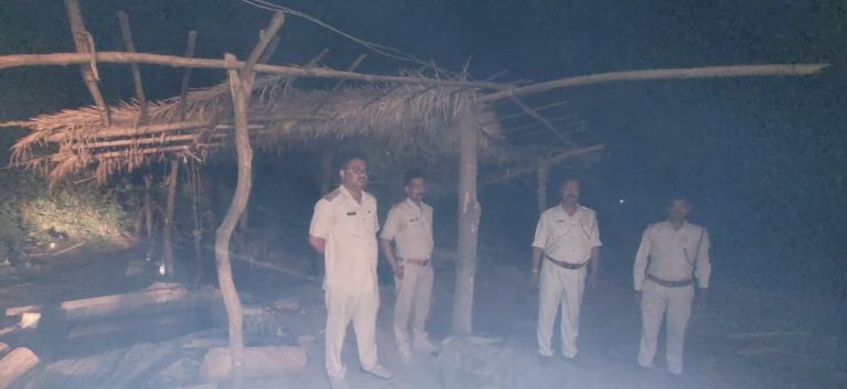 वन विभाग की टीम ने की छापेमारी, सारठ पुलिस के सहयोग से आरा मिल को किया ध्वस्त