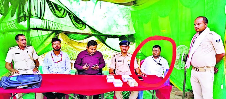 रोहतास-बक्सर की सीमा पर एक कार से 20 लाख रुपये जब्त