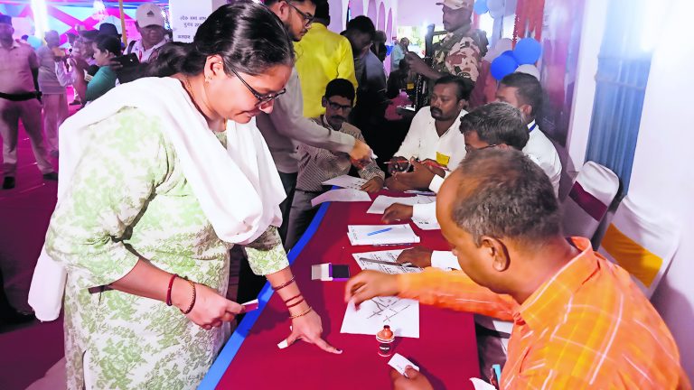 सारण में 54.5 फीसदी हुआ मतदान, कुछ बूथों पर झड़प