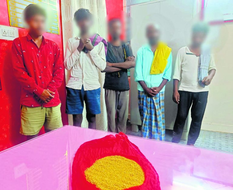 नकली सोने की बिक्री करते पांच ठग गिरफ्तार