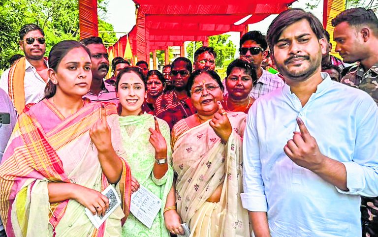 झारसुगुड़ा : सात बजे से बूथों पर दिखी कतार, इवीएम में गड़बड़ी के कारण देर से शुरू हुआ मतदान