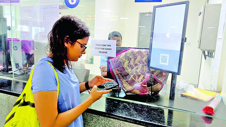 सियालदह से सॉल्टलेक तक यूपीआइ पेमेंट की सुविधा