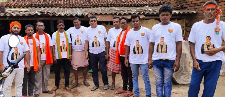 भाजयुमो ने डॉॅ निशिकांत दुबे के पक्ष में किया जनसंपर्क