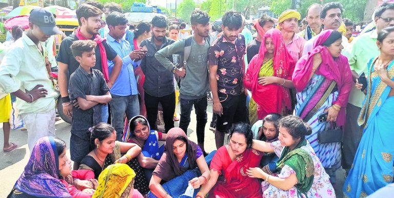 फीडर में करेंट से मानव बल की मौत, सड़क जाम