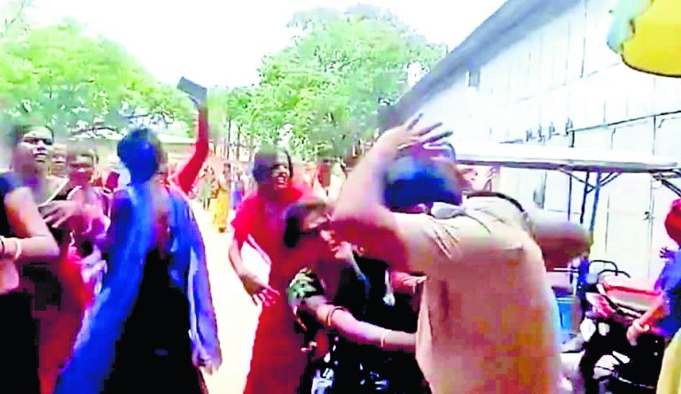 बर्दवान रेलवे स्टेशन में आरपीएफ जवानों की सरेआम किन्नरों ने की पिटाई