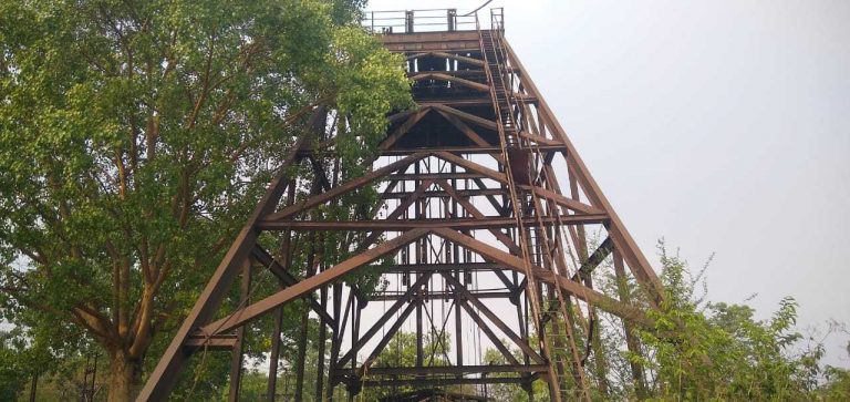 बंद चानक में लोहा काट रहे चोरों को ग्रामीणों ने खदेड़ा, दो सिलिंडर जब्त