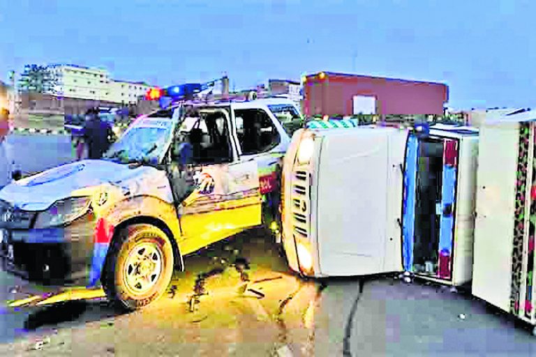 पीसीआर वाहन से टकरायी वैन, महिला आरक्षी समेत कई घायल