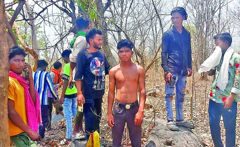 चतरा में ऑनर किलिंग : प्रेम प्रसंग से नाराज भाइयों ने बहन को टांगी से काट डाला, फरार