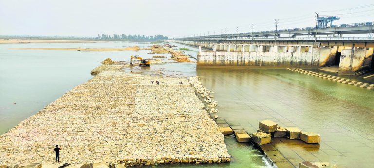 23 करोड़ की लागत से इंद्रपुरी सोन बराज की डाउनस्ट्रीम में हो रहा कार्य