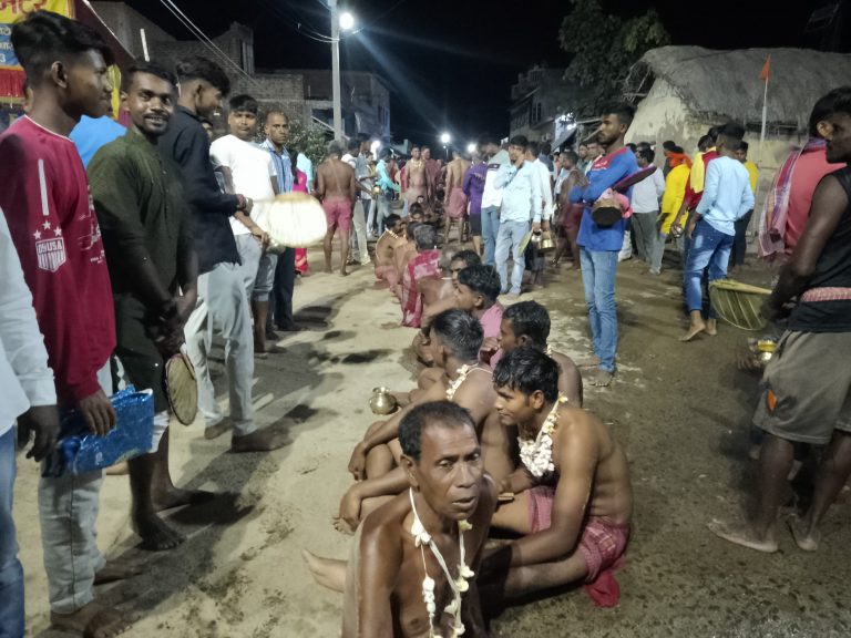 पूजा- अर्चना के लिए दंड देकर धर्मराज मंदिर पहुंचे भोक्ता, श्रद्धालुओं का लगा तांता