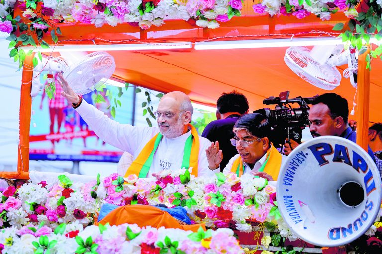 सुभाष सरकार के समर्थन में अमित शाह का बांकुड़ा शहर में रोड शो