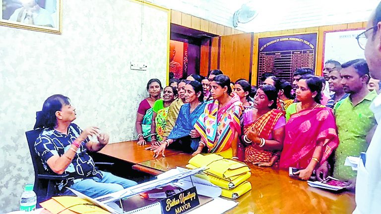 पेयजल की मांग को लेकर मेयर से मुलाकात