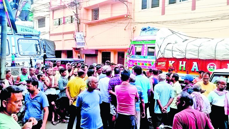 हटाये गये चार मोटिया को नहीं लिया काम पर, दिया जायेगा   “500-500 का हर्जाना