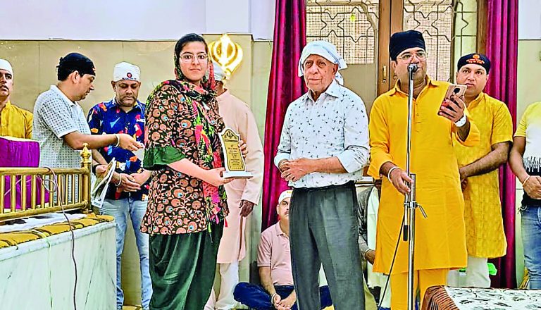 गुरुनानक सेवक जत्था ने मेधावी विद्यार्थियों को सम्मानित किया