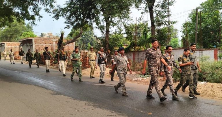 चुनाव में शांति व्यवस्था को लेकर फ्लैग मार्च