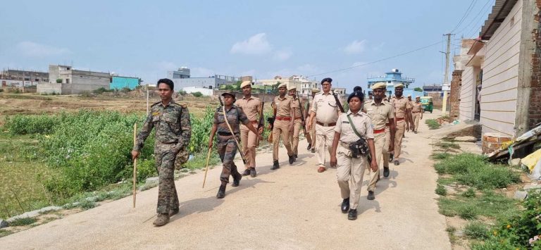 चुनाव को लेकर रातू पुलिस ने किया फ्लैग मार्च