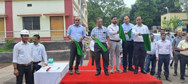 नवनिर्मित 140 टन क्रेन व बीएलसी बैगन को हरी झंडी दिखाकर किया रवाना