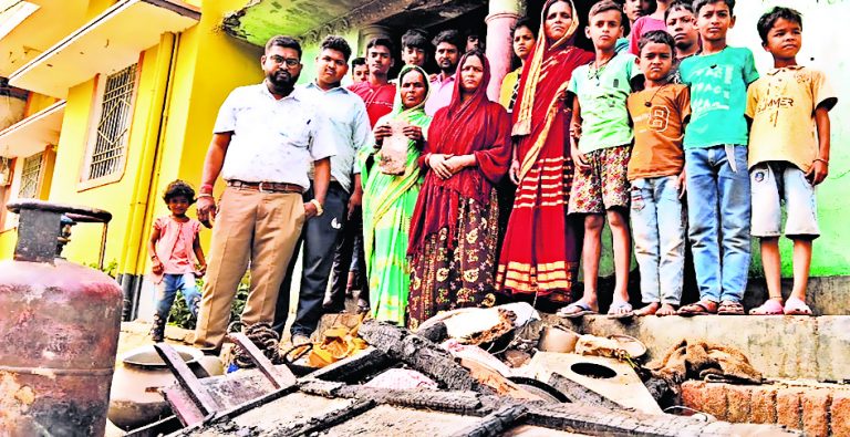 सिलिंडर से लगी आग में सबकुछ जलकर राख