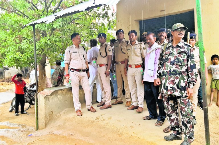 कर्मकिला पुलिस छावनी में तब्दील