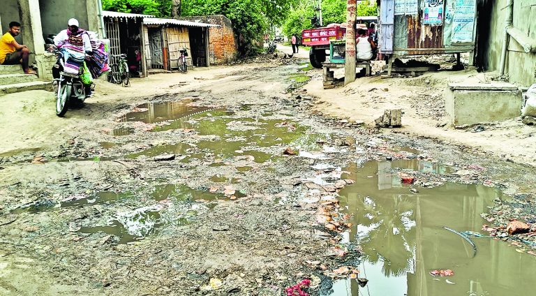 महुआ पुरानी बाजार में सड़कों पर बह रहा नाले का गंदा पानी, लोगों को आने जाने में हो रही परेशानी