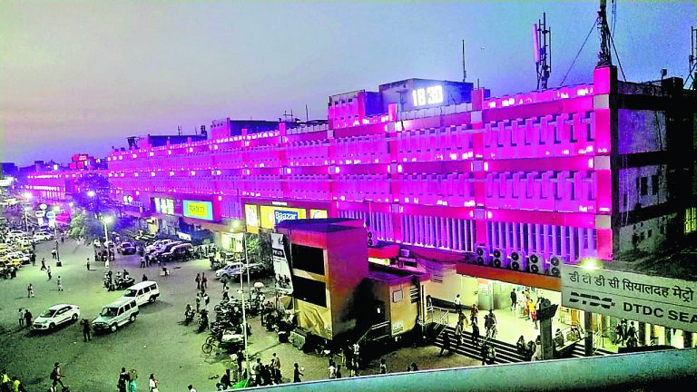 बैगनी रोशनी से हुआ रौशन सियालदह स्टेशन