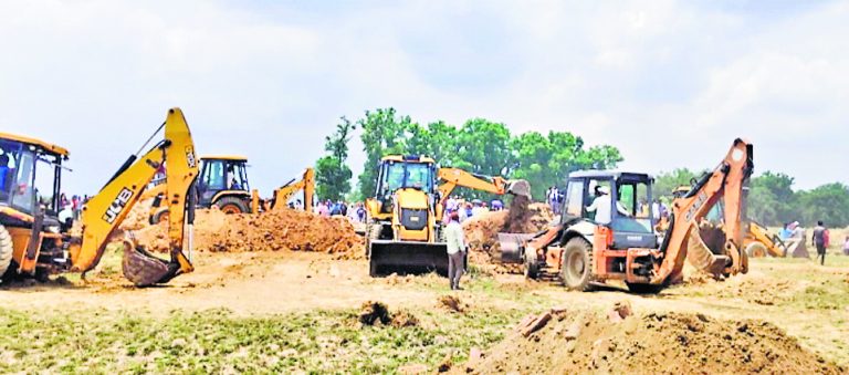 निर्माणाधीन कुआं धंसा, मिट्टी में दब कर चार मजदूरों की मौत