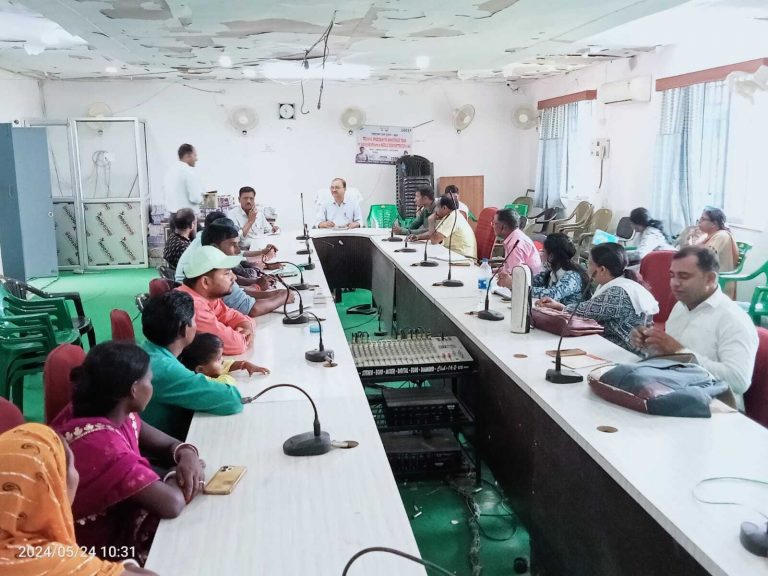 बीडीओ ने मतदान केंद्रों पर  सुविधा उपलब्ध कराने को लेकर बीएलओ व कर्मियों के साथ की मंत्रणा
