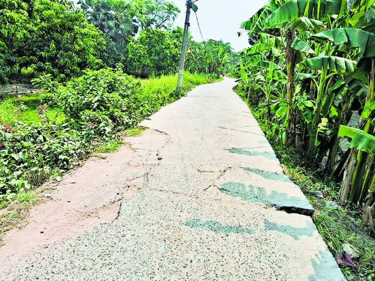 प्रशासन की उदासीनता के कारण जर्जर सड़क से गांव पहुंचने में लोगों को हाे रही परेशानी