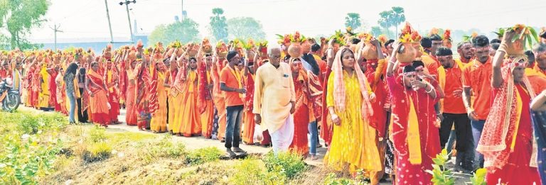 Jamui News : लक्ष्मी नारायण महायज्ञ को लेकर निकाली कलश शोभायात्रा