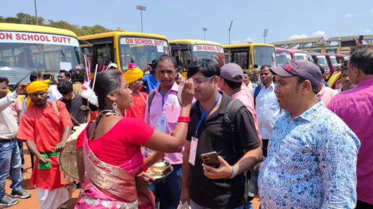 तिलक लगा और लोटा-पानी कर मतदानकर्मियों को किया गया रवाना, स्वागत में बजे ढोल-नगाड़े