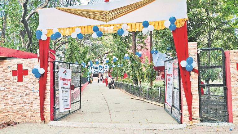 शहर के मतदान केंद्र सजकर तैयार, डालें अपना वोट