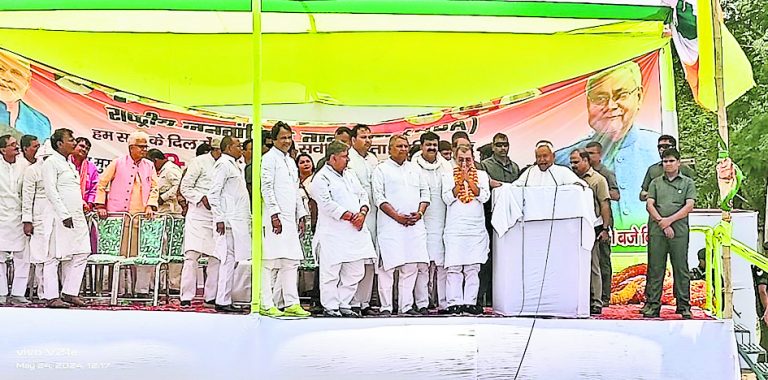 मुस्लिमों की रक्षा कोई दूसरा नहीं कर सकता : नीतीश