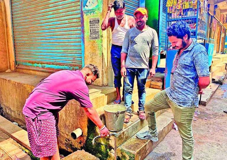 राउरकेला : बिरसा डाहर से लेकर पंडा कॉलोनी तक आधी रात में हो रही पानी की आपूर्ति, रोष