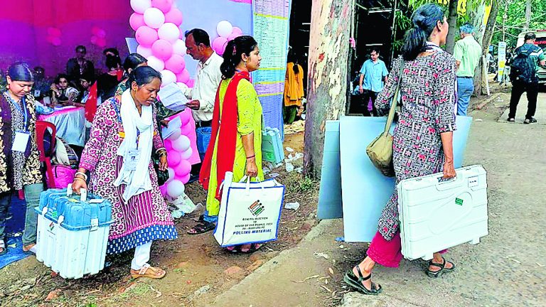 पुरुलिया लोकसभा क्षेत्र के मतदान केंद्रों में पहुंचे चुनावकर्मी