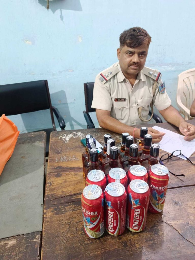 रात में गड्ढे में छिपाकर बेच रहा था अवैध शराब, पुलिस ने पकड़ा