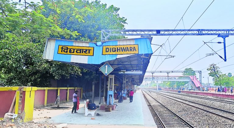 ऊंचा हो रहा प्लेटफॉर्म, बढ़ेगी चौड़ाई दिव्यांगों के लिए बन रहा फुट ओवरब्रिज
