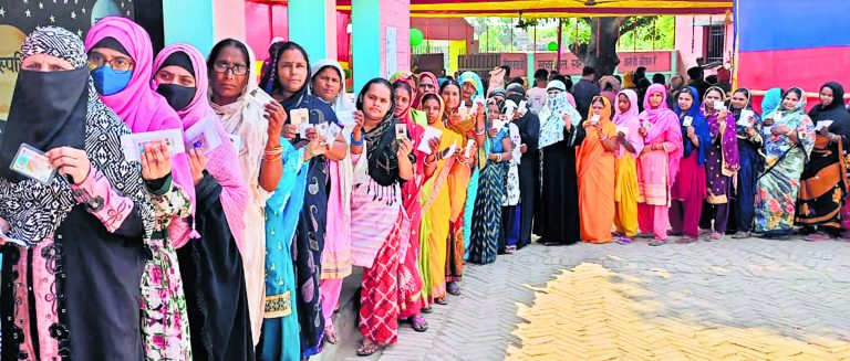 10 लाख वोटरों ने मताधिकार का प्रयोग कर पांच उम्मीदवारों के भाग्य इवीएम में किये कैद