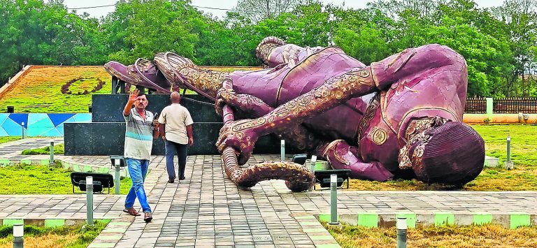 राउरकेला : हॉकी खिलाड़ी की प्रतिमा अब तक स्थापित नहीं हुई, मरने लगे हैं पाम ट्री