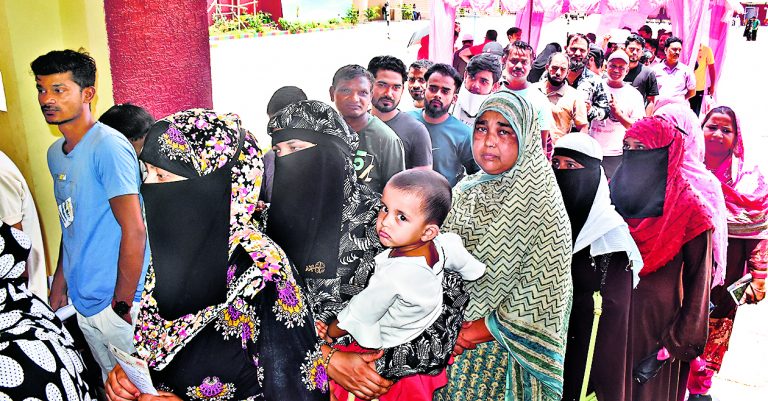 मतदान शुरू होते ही वोटरों की लग गयी कतार