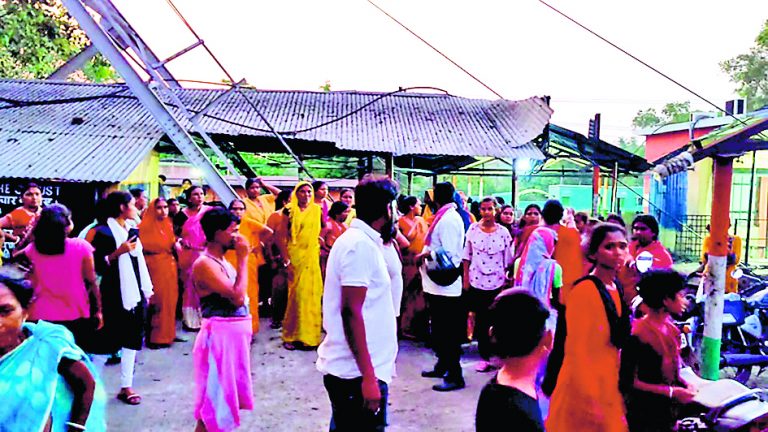 अफसर के बंगला परिसर में पेड़ से गिरने पर मौत, मुआवजे के लिए प्रदर्शन