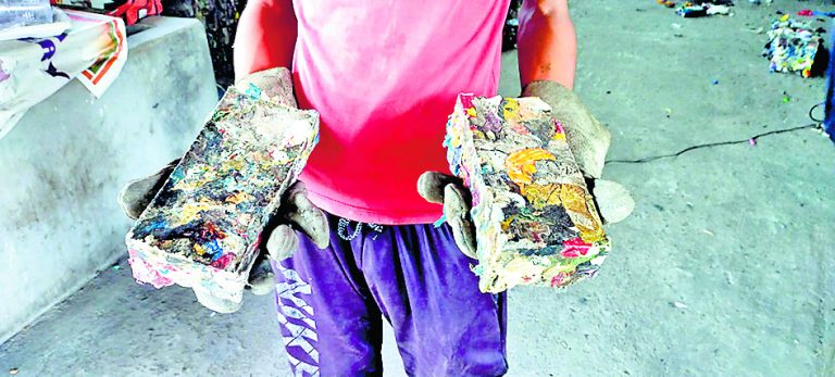 इसीएल के बंकोला क्षेत्र में प्लास्टिक को पिघला कर बन रही इको-फ्रेंडली ईंट
