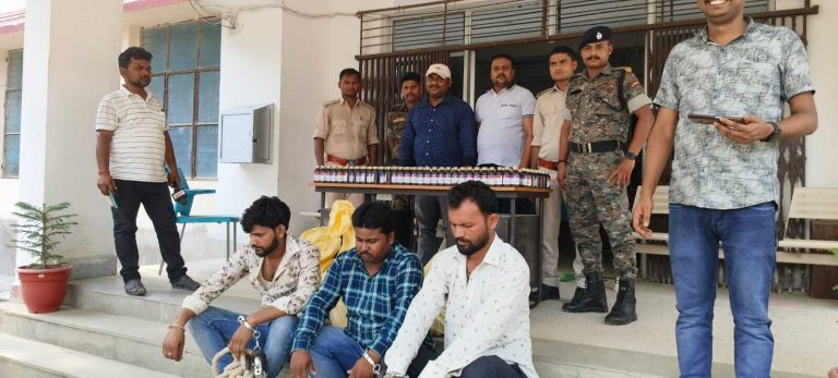65 लीटर कोरेक्स लदा बेलोरो कार सहित दो तस्कर गिरफ्तार