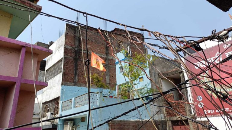 टोकन फंसा फेज बदल – बदल बिजली ढूंढ रहे लोग