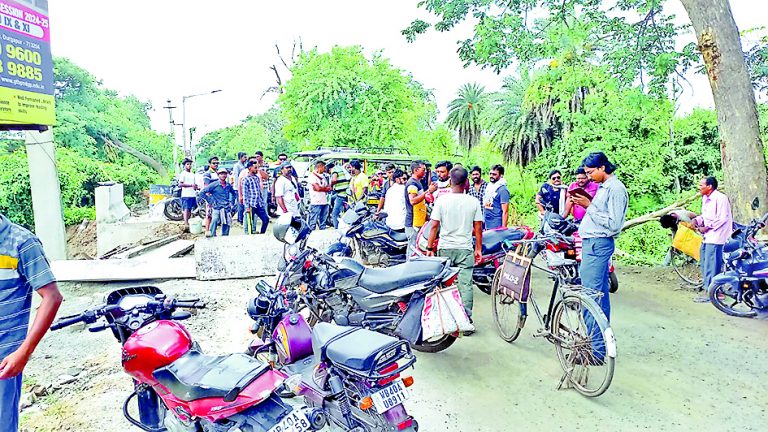अधूरी पुलिया से बढ़ रहीं दुर्घटनाएं, जताया विरोध