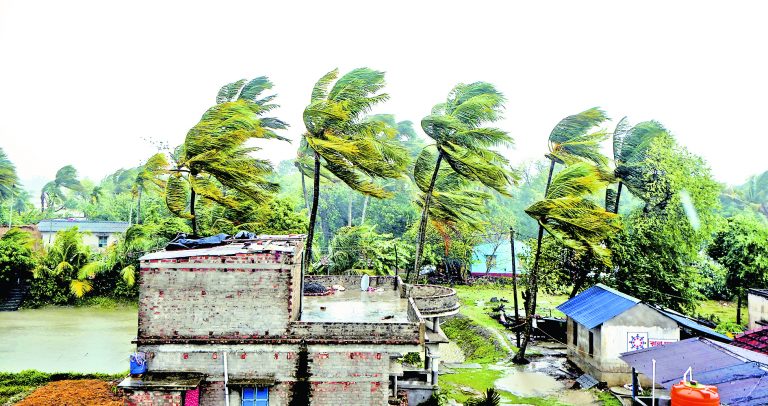 ‘रेमाल’ का असर दिखा खड़गपुर में बादल व बारिश से आतंकित रहे लोग